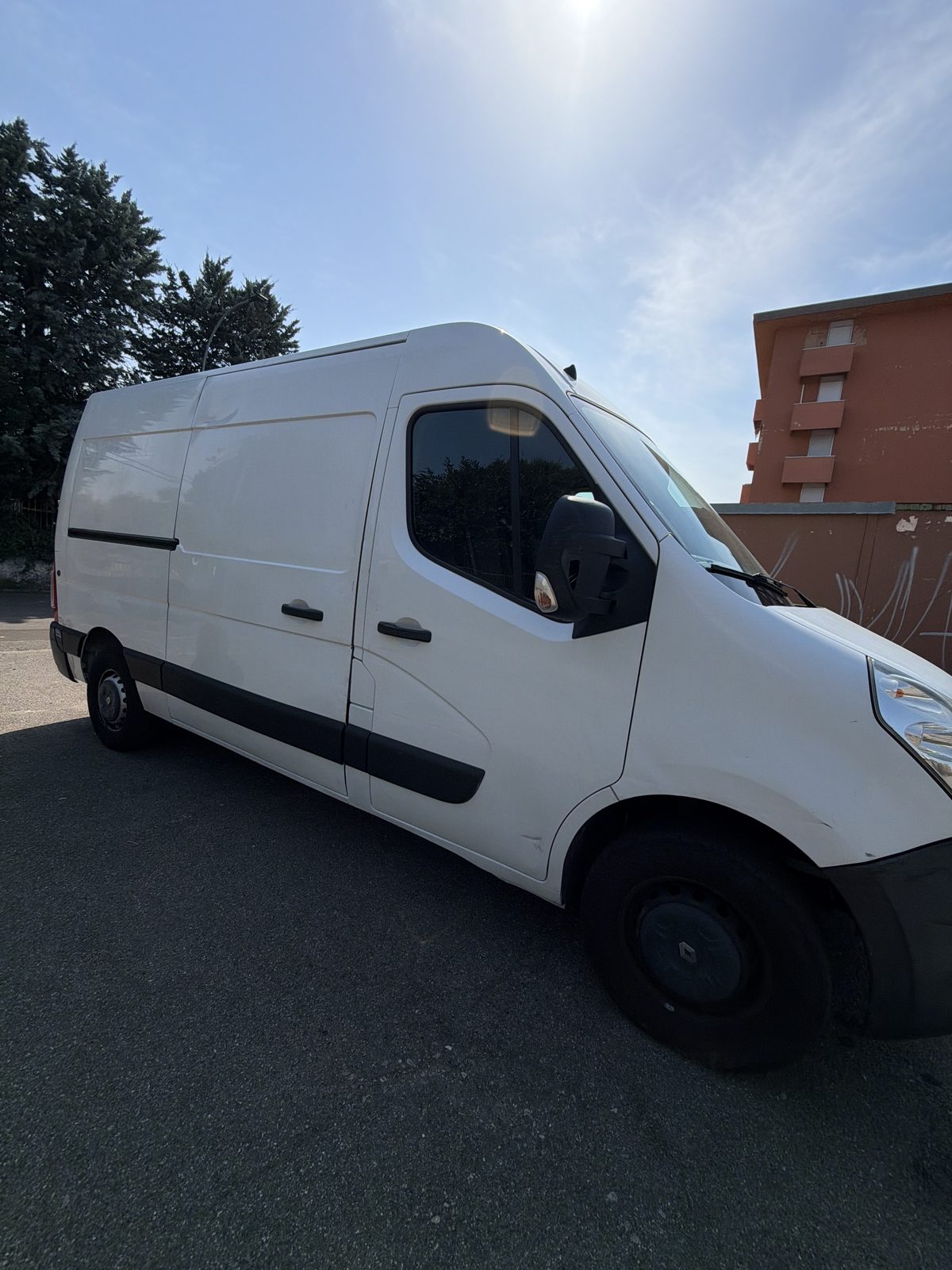 Furgone RAMICLEAN in servizio presso un condominio